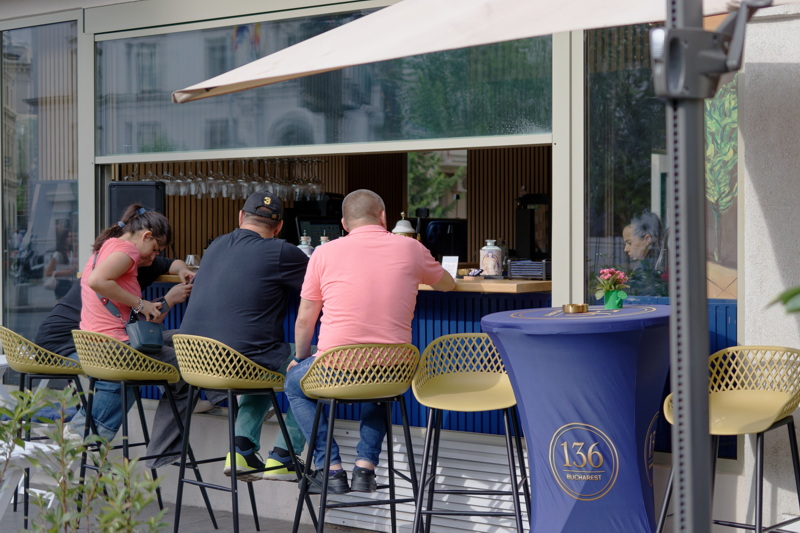 People at a cafe